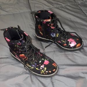 Kids size 3 Steve Madden boots